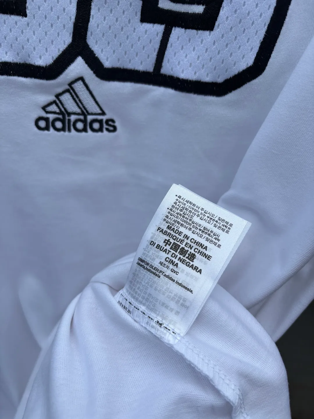 𝟬𝟱𝟰𝟯#Exclusive real shot/difference between various stolen pictures and online version on the market [𝗮𝗱𝗶𝗱𝗮𝘀 Adidas Trefoil men's and women's digital embroidery sports loose round neck T-shirt short sleeves, selected soft cotton fabric, skin-friendly, Breathable, super comfortable to wear. ✅Full set of 1:1 customized accessories ➕Customized three-label ➕𝗬𝘂𝗮𝗻 version hang tag ➕𝗹𝗼𝗴𝗼 packaging bag🔥 ➕Scan the tag to enter the official website. ✅Top version, ins Xiaohongshu Kuaishou = lots of bloggers wear it. ✅Adidas’ absolute Hot Sale star Same Style Details are online, feel free to compare! The iconic Adidas logo embellishes the chest, highlighting the brand's charm. Fixed color and classic three-bar stripes, classic will never go out of style! Versatile is not picky, the original model is perfect for the upper body, so buy it with your eyes closed! ✅The striped elements on both sides of the sleeves add a sporty and fashionable feel, making it easily adaptable to various sports or daily leisure scenes. Whether you are running for fitness or hanging out on the street, it can keep you full of energy without losing the sense of fashion. ✅Complete sizes to meet the needs of different body shapes! Color; White Size S-XXL